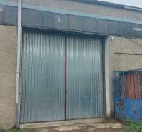 NA PRENÁJOM SKLADOVÉ PRIESTORY 400 m2, KOŠICE - Brána skladu v Košiciach, mestská časť Juh, s kovovým povrchom.