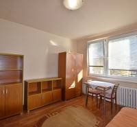 PRENÁJOM - Garsónka, Hlavná ulica Galanta - Garsónka s nábytkom, stolom a stoličkami, doplnená podlahou s dreveným dekorom.