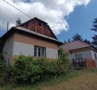 Hospodárska usadlosť s 3,6 hektárovým pozemkom na samote Nová Baňa - Starší rodinný dom so sedlovou strechou, obklopený zeleňou a lúkou, na predaj.