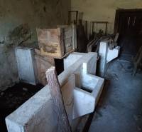 Hospodárska usadlosť s 3,6 hektárovým pozemkom na samote Nová Baňa - Staré miestnosti v rodinnom dome s drevenými debnami a betónovými blokmi.