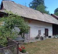 Hospodárska usadlosť s 3,6 hektárovým pozemkom na samote Nová Baňa - Rodinný dom s tradičnou strechou, viničom a pohostinným priestorom pred vstupom, príjemná atmosféra.