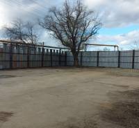 NA PRENÁJOM: POZEMOK 704 m2, KOŠICE - Komerčné pozemky v Košiciach - mestskej časti Juh s oplotením a stromami.