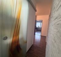 Prejaj nadčasového 4+1 bytu v skvelej lokalite Čadca- Žarec - Chodba s podlahou s dreveným dekorom a zaujímavým posuvnými dverami v 4-izbovom byte.