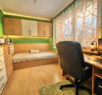 Prejaj nadčasového 4+1 bytu v skvelej lokalite Čadca- Žarec - Izba v 4-izbovom byte s pracovným stolom, posteľou a podlahou s dreveným dekorom.