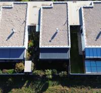 , predaj 4 izb. novostavby zariadeného RD, Jarná, Hviezdoslavov - Rodinné domy na Jarnej ulici v Hviezdoslavove so štrkovou strechou a záhradou.