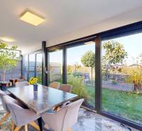 , predaj 4 izb. novostavby zariadeného RD, Jarná, Hviezdoslavov - Jedálenský kút s veľkými oknami a výhľadom do záhrady v rodinnom dome.