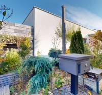 , predaj 4 izb. novostavby zariadeného RD, Jarná, Hviezdoslavov - Záhrada s grilom v Rodinnom dome na Jarnej ulici v Hviezdoslavove.