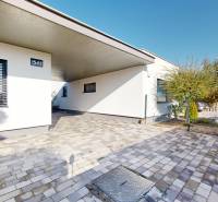 , predaj 4 izb. novostavby zariadeného RD, Jarná, Hviezdoslavov - Rodinný dom na Jarnej ulici v Hviezdoslavove so spevneným dvorom a upravenou záhradou.