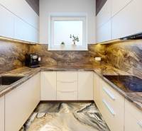 , predaj 4 izb. novostavby zariadeného RD, Jarná, Hviezdoslavov - Kuchyňa v rodinnom dome s mramorovou doskou a podlahou s dreveným dekorom.