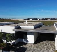 , predaj 4 izb. novostavby zariadeného RD, Jarná, Hviezdoslavov - Rodinný dom na Jarnej ulici v Hviezdoslavove s minimalistickou záhradou a rovným strešným povrchom.