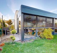 , predaj 4 izb. novostavby zariadeného RD, Jarná, Hviezdoslavov - Rodinný dom na Jarnej ulici v Hviezdoslavove s presklenou terasou a upravenou záhradou.