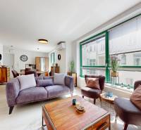 Krásny moderný 2 izbový byt v centre Bratislavy, nám. SNP - Svetlá obývacia izba v 2-izbovom byte s pohodlnou sedacou súpravou a dekoráciami.