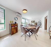 Krásny moderný 2 izbový byt v centre Bratislavy, nám. SNP - Jedálenský stôl a kreslo v priestrannej obývačke 2-izbového bytu.