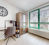 Krásny moderný 2 izbový byt v centre Bratislavy, nám. SNP - Pracovný kútik v 2-izbovom byte s oknom, stolíkom, stoličkou a nástennými hodinkami.