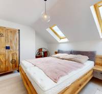 Krásny moderný 2 izbový byt v centre Bratislavy, nám. SNP - Svetlá spálňa v 2-izbovom byte s dreveným nábytkom a strešnými oknami.