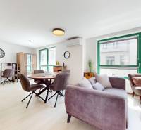 Krásny moderný 2 izbový byt v centre Bratislavy, nám. SNP - Svetlá obývacia izba v 2-izbovom byte s pohodlným nábytkom a veľkými oknami.