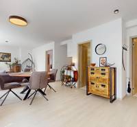 Krásny moderný 2 izbový byt v centre Bratislavy, nám. SNP - Svetlá obývačka 2-izbového bytu s jedálenským stolom, kreslami a dekoratívnym nábytkom.