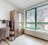 Krásny moderný 2 izbový byt v centre Bratislavy, nám. SNP - Pracovný kútik so stolom, stoličkou a skriňou v svetlom 2-izbovom byte.