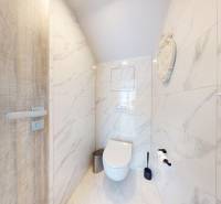 Krásny moderný 2 izbový byt v centre Bratislavy, nám. SNP - Kúpeľňa s bielymi kachličkami a drevenými dverami v 2-izbovom byte.