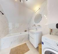 Krásny moderný 2 izbový byt v centre Bratislavy, nám. SNP - Kúpeľňa v 2-izbovom byte so sprchou, umývadlom, práčkou a radiátorom.