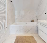 Krásny moderný 2 izbový byt v centre Bratislavy, nám. SNP - Kúpeľňa s vaňou a keramickým obkladom v 2-izbovom byte.