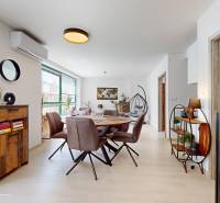 Krásny moderný 2 izbový byt v centre Bratislavy, nám. SNP - Obývacia izba so štýlovou jedálňou, dreveným nábytkom a veľkými oknami v 2-izbovom byte.