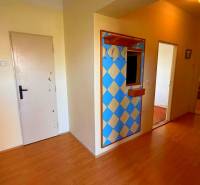 NA PREDAJ 5 izbový rodinný dom s veľkou záhradou v obci Iža - Chodba v rodinnom dome s farebnou stenou a podlahou s dreveným dekorom.