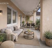 NA PREDAJ 5 izbový rodinný dom s veľkou záhradou v obci Iža - Terasa rodinného domu v Iži s pohodlným sedením, rastlinami a osvetlením pre relaxáciu.