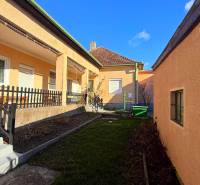 NA PREDAJ 5 izbový rodinný dom s veľkou záhradou v obci Iža - Rodinný dom v Iži s dvormi, záhradou a terasou.