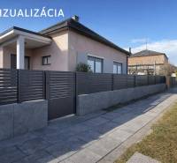 NA PREDAJ 5 izbový rodinný dom s veľkou záhradou v obci Iža - Rodinný dom v Iži s moderným plotom a upraveným chodníkom.
