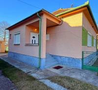 NA PREDAJ 5 izbový rodinný dom s veľkou záhradou v obci Iža - Rodinný dom v meste Iža s garážou a upraveným dvorom, ideálny pre rodinu.