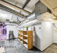 Na predaj 7-izb. RD s obchod. priestorom, Dun. Streda - Priestor v budove s množstvom potrubia, policami a farebnou graffiti stenou.