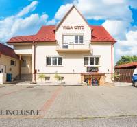 Na predaj 7-izb. RD s obchod. priestorom, Dun. Streda - Budova s červenou strechou a vyhradeným parkovaním v Dunajskej Strede.