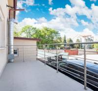 Na predaj 7-izb. RD s obchod. priestorom, Dun. Streda - Balkón v Dunajskej Strede s výhľadom na okolie budov a parku.