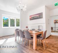 Na predaj 7-izb. RD s obchod. priestorom, Dun. Streda - Jedáleň s lusterom a podlahou s dreveným dekorom v budove.