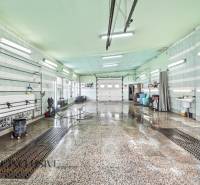 Na predaj 7-izb. RD s obchod. priestorom, Dun. Streda - Interiérová umývacia hala s mokrou podlahou a svetelnými trubicami na strope.