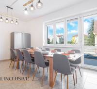 Na predaj 7-izb. RD s obchod. priestorom, Dun. Streda - Jedáleň v budove s veľkým stolom a pohľadom na Dunajskú Stredu.