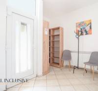 Na predaj 7-izb. RD s obchod. priestorom, Dun. Streda - Interiér budovy so vstupnými dverami, dlažbou, poličkou, dvoma stoličkami a vešiakom.