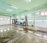 Na predaj 7-izb. RD s obchod. priestorom, Dun. Streda - Miestnosť v budove s mokrou dlažbou, umývadlom a hadicou na stene.