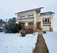 Prenájom exkluzívneho domu v Čadci- Čadečke - Rodinný dom na Čadečke v Čadci obklopuje zasnežená záhrada a bezúdržbové kríky.