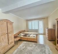 Prenájom exkluzívneho domu v Čadci- Čadečke - Spálňa v rodinnom dome s dreveným nábytkom a podlahou s dreveným dekorom.