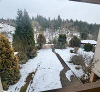 Prenájom exkluzívneho domu v Čadci- Čadečke - Zasnežená záhrada rodinného domu v Čadci na ulici Čadečka s ihličnanmi a trávnikom.