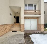 Prenájom exkluzívneho domu v Čadci- Čadečke - Rodinný dom na Čadečke v Čadci so schodmi a garážou, zvyšky snehu na príjazdovej ceste.