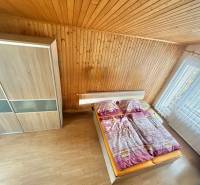 Prenájom exkluzívneho domu v Čadci- Čadečke - Spálňa v Rodinnom dome s dreveným obkladom, podlaha s dreveným dekorom, veľké okno.