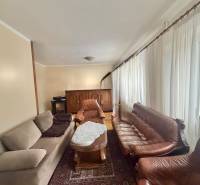 Prenájom exkluzívneho domu v Čadci- Čadečke - Obývacia izba s pohovkami a konferenčným stolíkom v rodinnom dome.