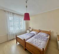 Prenájom exkluzívneho domu v Čadci- Čadečke - Spálňa s dvojlôžkom a lustrom v rodinnom dome s podlahou s dreveným dekorom.