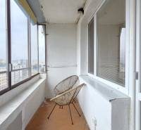 Predaj - dvojgarsónka s loggiou, Holíčska, Bratislava -Petržalka - Zasklený balkón dvojgarsónky ponúka výhľad na Petržalku, ulicu Holíčska a okolie.