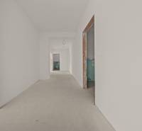 PROJEKT POD VINICOU | 4-IZB. BYT, UZAVRETÝ AREÁL, HOLOBYT, NOVOSTAVBA - Chodba vo výstavbe v 4-izbovom byte s neomietnutými priechodmi a neutrálnymi stenami.