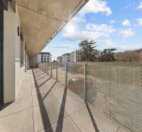 PROJEKT POD VINICOU | 4-IZB. BYT, UZAVRETÝ AREÁL, HOLOBYT, NOVOSTAVBA - Balkón 4-izbového bytu na Skalickej ceste v Bratislave - Novom Meste s výhľadom na prírodu.