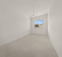 PROJEKT POD VINICOU | 4-IZB. BYT, UZAVRETÝ AREÁL, HOLOBYT, NOVOSTAVBA - Prázdna izba s oknom, jednoduché steny, súčasť 4-izbového bytu.